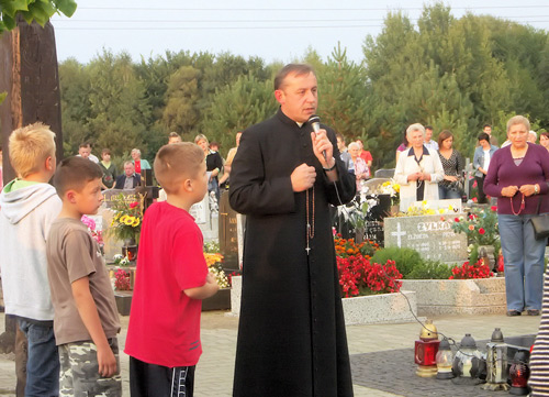 Msza w intencji chorych i różaniec na cmentarzu